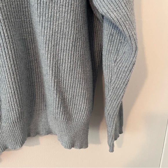 Pull&Bear Light Blue Knit Sweater V-Neck Women’s Medium - Picture 4 of 6